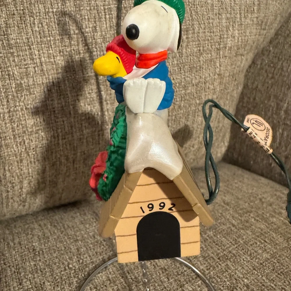 Hallmark Peanuts ornament vintage 1992 Snoopy and Woodstock sitting on doghouse